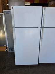 HOTPOINT 18 CUBIC FOOT REFRIGERATOR TOP FREEZER 2 ADJUASTABLE WIRE SHELVES GLASS CRISPER COVER 2 DRAWERS 1 DEIL DRAWER WIRE SKELF IN FREEZER WHITE LOCATED IN OUR PORTLAND OREGON APPLIANCE STORE SKU 24052