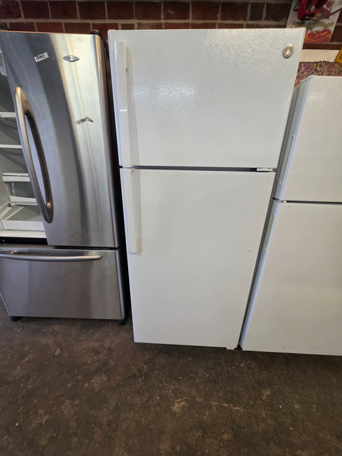 GE 28 Inch Freestanding Top Freezer Refrigerator with 17.5 Cu. Ft. Capacity, 3 Glass Shelves, Gallon Storage, Sliding Deli Drawer, LED Lighting and ENERGY STAR White LOCATED IN OUR PORTLAND OREGON APPLIANCE STORE SKU 24072