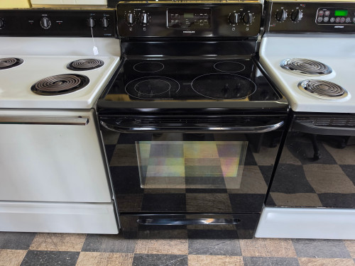 FRIGIDAIRE 30 INCH FREESTANDING GLASS RANGE 4 BURNERS 1 LARGE DUAL 1 LARGE 2 SMALL SELF CLEANING OVEN BLACK LOCATED IN OUR PORTLAND OREGON APPLIANCE STORE SKU 24094
