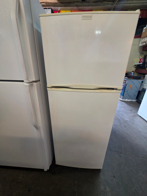 Frigidaire 9.9 cu. ft. Apartment Top-Freezer Refrigerator with Adjustable Glass Shelves, Clear Door Bins, Clear Crisper Drawers and Can Dispenser: White LOCATED IN OUR PORTLAND OREGON APPLIANCE STORE SKU 24096