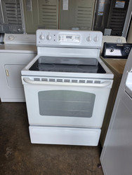 GE 30 INCH FREESTANDING GLASS TOP ELECTRIC RANGE 4 BURNER 2 LARGE 2 SMALL HI LO BROIL SETTING MANUAL CLEAN OVEN WHITE LOCATED IN OUR PORTLAND OREGON APPLIANCE STORE SKU 24101