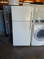 HOTPOINT 15 CUBIC FOOT REFRIGERATOR TOP FREEZER 2 ADJUSTABLE WIRE SHELVES 3 CRISPER DRAWERS WHITE LOCATED IN OUR PORTLAND OREGON APPLIANCE STORE SKU 24159