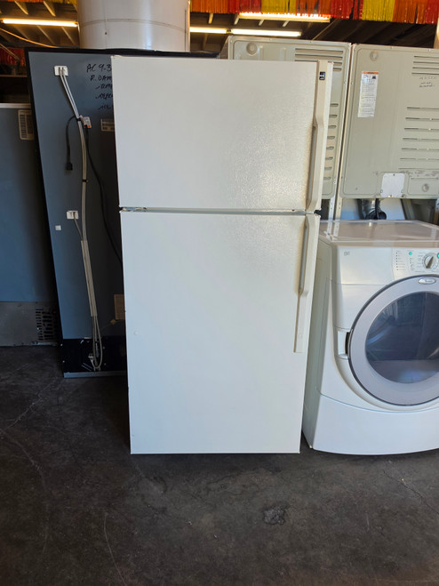 HOTPOINT 15 CUBIC FOOT REFRIGERATOR TOP FREEZER 2 ADJUSTABLE WIRE SHELVES 3 CRISPER DRAWERS WHITE LOCATED IN OUR PORTLAND OREGON APPLIANCE STORE SKU 24159