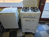 VINTAGE WEDGEWOOD 21 INCH FREESTANDING GAS RANGE 4 BURNER MANUAL CLEAN OVEN BOTTOM BROILER DRAWER WHITE LOCATED IN OUR PORTLAND OREGON APPLIANCE STORE SKU 24172