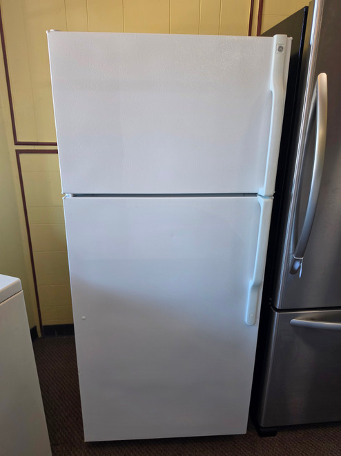 GE 16.6 cu. ft. Top-Freezer Refrigerator with Spill Proof Glass Shelves, Humidity-Controlled Drawers, Gallon Door Storage and Upfront Temperature Controls: White LOCATED IN OUR PORTLAND OREGON APPLIANCE STORE SKU 24185