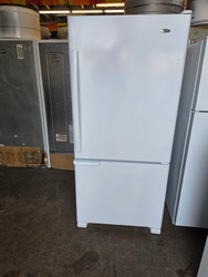 Amana 18.7 cu. ft. Bottom Freezer Refrigerator with 3 Glass Shelves, 2 Produce Drawers, 4 Door Bins, Diary Compartment, Wire Freezer Shelf and Wire Freezer Basket: White LOCATED IN OUR PORTLAND OREGON APPLIANCE STORE SKU 24206