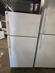 GE 15 CUBIC FOOT REFRIGERATOR TOP FREEZER 2 ADLUSTABLE WIRE SHELVES 2 CRISPER DRAWERS WHITE LOCATED IN OUR PORTLAND OREGON APPLIANCE STORE SKU 24235