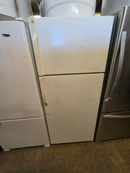 GE 18 CUBIC FOOT REFRIGERATOR TOP FREEZER WIRE SHELVES 2 CRISPER DRAWERS FULL WIDTH SHELF IN FREEZER WHITE LOCATED IN OUR PORTLAND OREGON APPLIANCE STORE SKU 24246