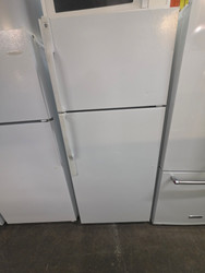 GE 18 CUBIC FOOT REFRIGERATOR TOP FREEZER UP FRONT CONTROL WIRE SHELVES 1 DELI DRAWER 2 CRISPER DRAWERS FULL WIDTH WIRE SHELF IN FREEZER WHITE LOCATED IN OUR PORTLAND OREGON APPLIANCE STORE SKU 24264