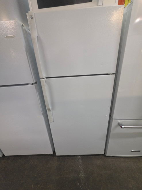 GE 18 CUBIC FOOT REFRIGERATOR TOP FREEZER UP FRONT CONTROL WIRE SHELVES 1 DELI DRAWER 2 CRISPER DRAWERS FULL WIDTH WIRE SHELF IN FREEZER WHITE LOCATED IN OUR PORTLAND OREGON APPLIANCE STORE SKU 24264