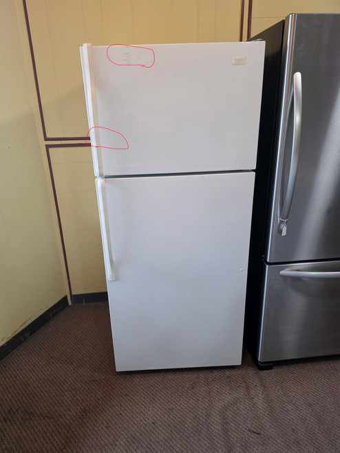 WHIRLPOOL 16 CUBIC FOOT REFIGERATOR TOP FREEZER WITH ICE MAKER 2 WIRE SHELVES GLASS CRISPER COVER WITH LARGE CRISPER DRYER COSMETIC ISSUES ON FREEZER DOOR AND HANDLE WHITE LOCATED IN OUR PORTLAND OREGON APPLIANCE STORE SKU 24267