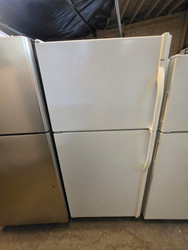 KENMORE 18 CUBIC FOOT REFRIGERATOR TOP FREEZER 4 SLPIT ADJUSTABLE GLASS SHELVES 2 CRISPER DRAWERS WIRE SHELF IN FREEZER UP FRONT CONTROL WHITE LOCATED IN OUR POTLAND QREGON APPLIANCE STORE SKU 24268