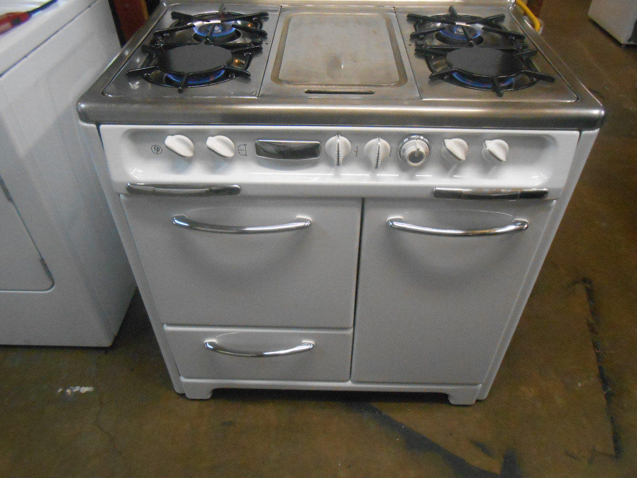 gas range with knobs on side