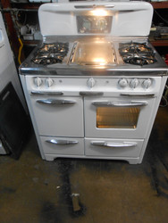 VINTAGE WEDGEWOOD 35 INCH FREE STANDING 4 BURNER GAS RANGE  WITH CENTER GRIDDLE BROILER DRAWER  WHITE LOCATED IN OUR PORTLAND OREGON APPLIANCE STORE