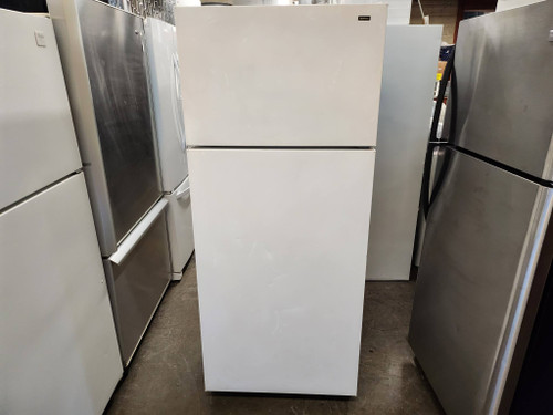 HOTPOINT 18 CUBIC FOOT REFRIGERATOR FULL WIDTH GLASS SHELVES 2 CRISPER DRAWERS 1 DELI PAN WHITE LOCATED IN OUR PORTLAND OREGON APPLIANCE STORE  SKU 16202