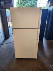 HOTPOINT 14 CUBIC FOOT REFRIGERATOR WIRE SHELVES 2 CRISPER DRAWERS COSMETIC ISSUES ON  RIGHT HAND TOP AND SIDE SEE PIC'S PERFECT GARAGE UNIT LOCATED IN OUR PORTLAND OREGON APPLIANCE STORE SKU 16816