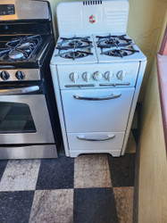 VINTAGE WEDGEWOOD 20 INCH GAS RANGE 4 BURNER BOTTOM BROILER MANUAL CLEAN BURNERS VALVES HAVE BEEN REPACKED TEMPEARTURES ARE GOOD WHITE LOCATED IN OUR PORTLAND OREGON APPLIANCE STORE SKU 16851