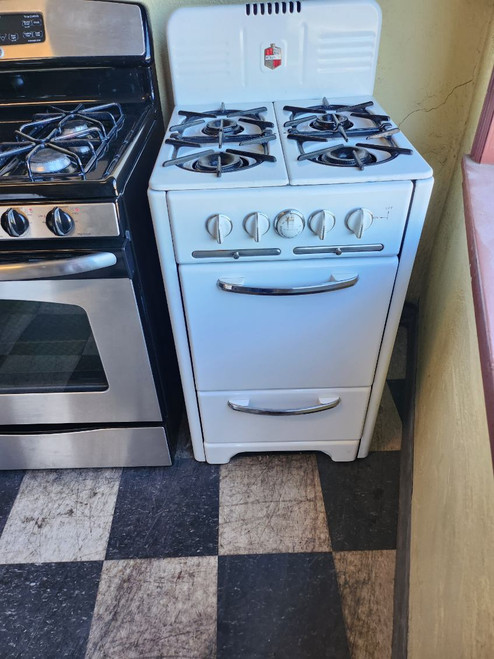 VINTAGE WEDGEWOOD 20 INCH GAS RANGE 4 BURNER BOTTOM BROILER MANUAL CLEAN BURNERS VALVES HAVE BEEN REPACKED TEMPEARTURES ARE GOOD WHITE LOCATED IN OUR PORTLAND OREGON APPLIANCE STORE SKU 16851