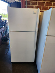 WHIRLPOOL 18 CUBIC FOOT REFRIGERATOR TOP FREEZER AUTOMATIC DEFROST ADJUSTABLE GLASS SHELVES 1 MEAT PAN AND 2 CRISPER DRAWERS WIRE SHELF IN FREEZER  WHITE LOCATED IN OUR PORTLAND OREGON APPLIANCE STORE SKU 16861