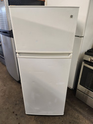 GE 11 CUBIC FOOT REFRIGERATOR TOP FREEZER AUTOMATIC DEFROST ADJUSTABLE WIRE SHELVES FULL WIDTH WIRE SHELF IN FREEZER SINGLE CRISPER DRAWER WHITE LOCATED IN OUR PORTLAND OREGON APPLIANCE STORE SKU 17042