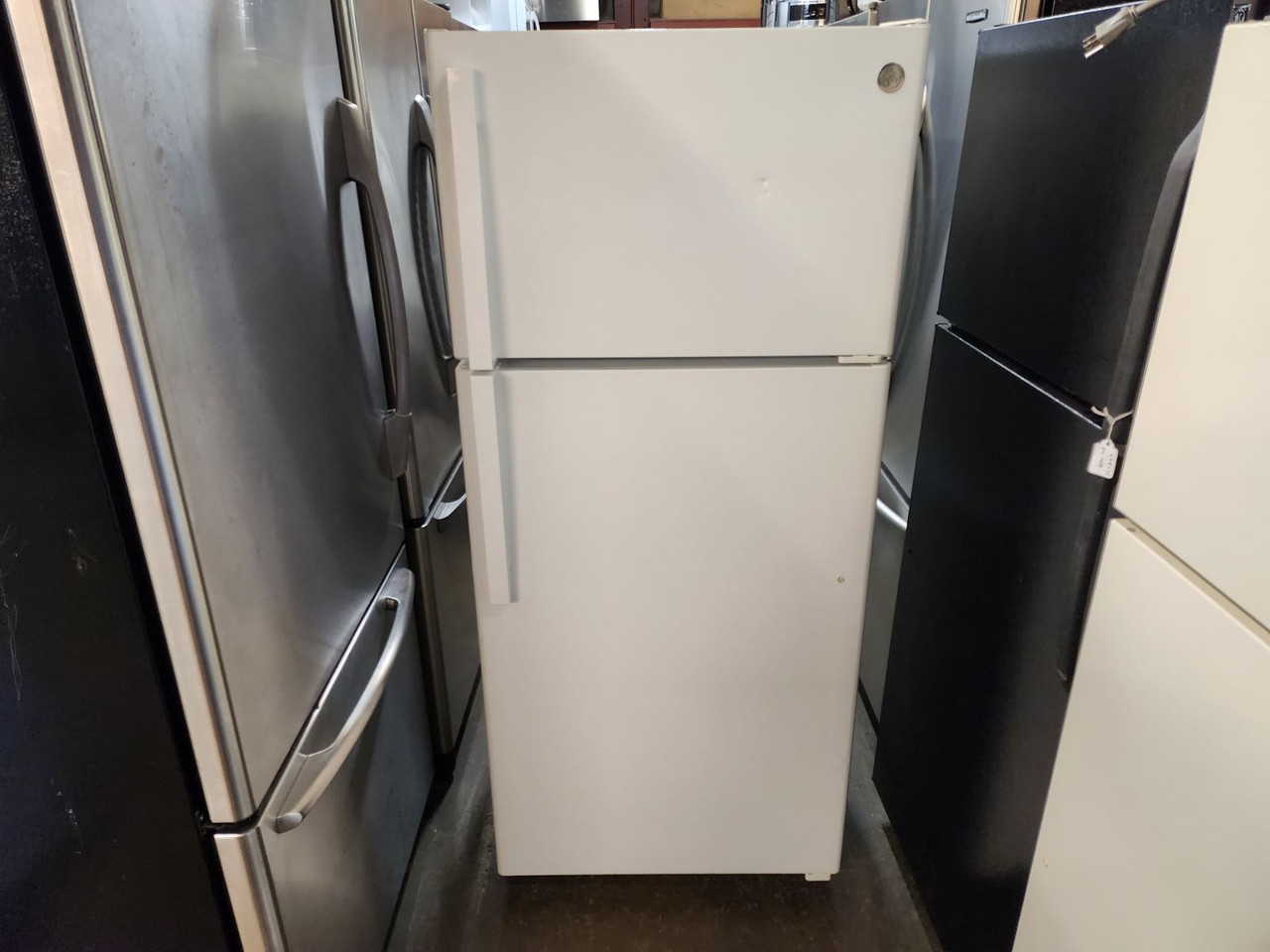 GE GTS17DTNRWW 28 Inch Top Freezer Refrigerator with 16.6 Cu. Ft
