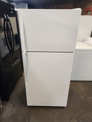 WHIRLPOOL 14 CUBIC FOOT REFRIGERATOR TOP FREEZER ADJUSTABLE WIRE SHELVES 2 CRISPER DRAWERS WITH GLASS COVER WHITE LOCATED IN OUR PORTLAND OREGON APPLIANCE STORE SKU 17451