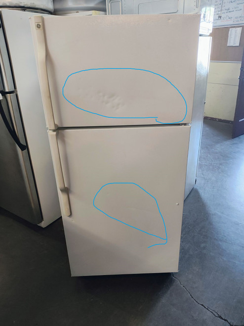 GE 15 CUBIC FOOT REFRIGERATOR TOP FREEZER WIRE SHELVES 2 CRISPER DRAWERS COSMETIC  ISSUE ON THE DOORS SEE PIC WHITE LOCATED IN OUR PORTLAND OREGON APPLIANCE STORE SKU 17726