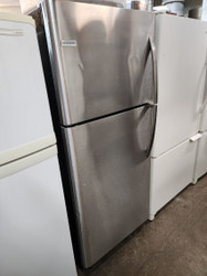 FRIGIDAIRE 21 CUBIC FOOT RREIGERATOR TOP FREEZERE 2 FULL WIDTH ADJUSTABLE GLASS SHELVES 2 CRISPER DRAWERS 1 DELI  DRAWER WIRE SHELF IN FREEZER STAINLESS LOCATED IN OUR PORTLAND OREGON APPLIANCE STORE SKU 17764