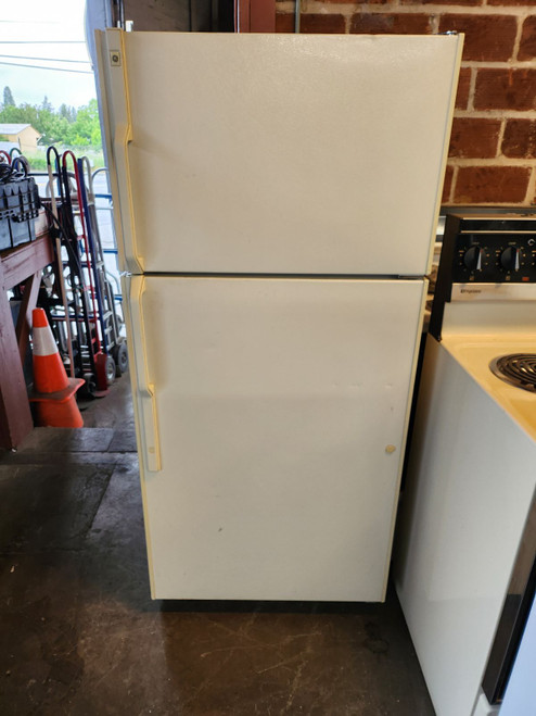 GE 14 CUBIC FOOT REFRIGERATOR TOP FREEZER AUTOMATIC DEFROST ADJUSTABLE WIRE SHELVES 2 CRISPER DRAWERS ALMOND LOCATED IN OUR PORTLAND OREGON APPLIANCE STORE SKU 17852