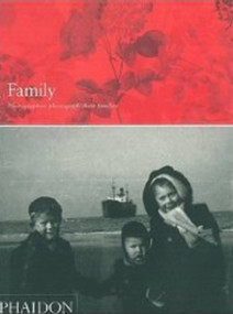 Family (Photographers photograph their families) by Henri Peretz, Angus Hyland, Sophie Spencer-Wood, 9780714844022