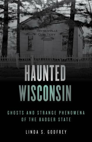 Haunted Wisconsin (Ghosts and Strange Phenomena of the Badger State) - 9781493047918 by Linda S. Godfrey, 9781493047918