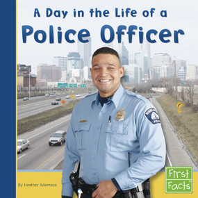 A Day in the Life of a Police Officer - 9780736846707 by Heather Adamson, 9780736846707