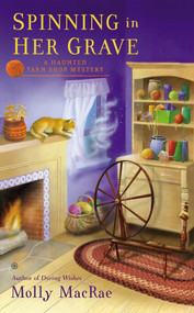 Spinning in Her Grave (A Haunted Yarn Shop Mystery) by Molly MacRae, 9780451240644