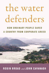 The Water Defenders (How Ordinary People Saved a Country from Corporate Greed) - 9780807055403 by Robin Broad, John Cavanagh, 9780807055403