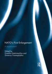 NATO's First Enlargement (A Reassessment) - 9780367002411 by Evanthis Hatzivassiliou, Dimitrios Triantaphyllou, 9780367002411