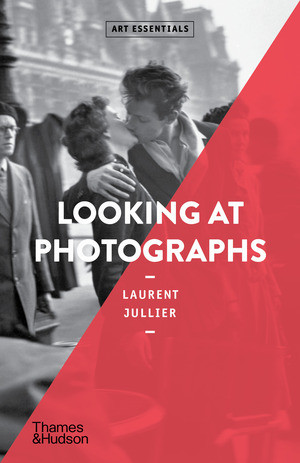 Looking at Photographs (Art Essentials) by Laurent Jullier, 9780500297506
