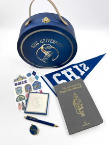Wicked: Shiz University Deluxe Gift Set by Insight Editions, 9798886637373