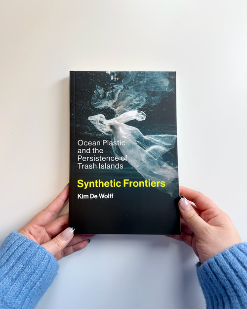 Synthetic Frontiers (Ocean Plastic and the Persistence of Trash Islands) by Kim De Wolff, 9780262553681