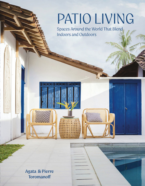 Patio Living (Spaces Around the World That Blend Indoors and Outdoors) by Pierre Toromanoff, Agata Toromanoff, 9780764372117