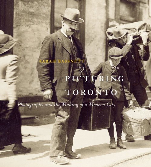Picturing Toronto (Photography and the Making of a Modern City) by Sarah Bassnett, 9780773546714