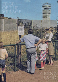 Edge of the Village - Grenzland by Dana  Mueller Robinson, 9783960701484
