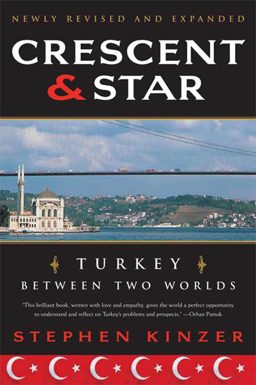 Crescent and Star (Turkey Between Two Worlds) by Stephen Kinzer, 9780374531409