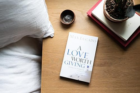 A Love Worth Giving (Living in the Overflow of God's Love) - 9780849964428 by Max Lucado, 9780849964428