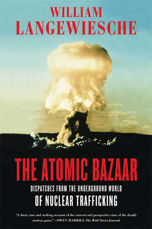 The Atomic Bazaar (Dispatches from the Underground World of Nuclear Trafficking) by William Langewiesche, 9780374531324