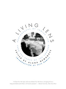 A Living Lens (Photographs of Jewish Life from the Pages of the Forward) - 9780393333916 by Alana Newhouse, Pete Hamill, 9780393333916