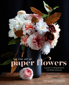 The Fine Art of Paper Flowers (A Guide to Making Beautiful and Lifelike Botanicals) by Tiffanie Turner, Aya Brackett, Tiffanie Turner, 9780399578373