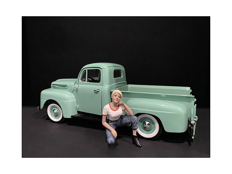 Car Girl in Tee Michelle Figurine for 1/18 Scale Models American Diorama 38237