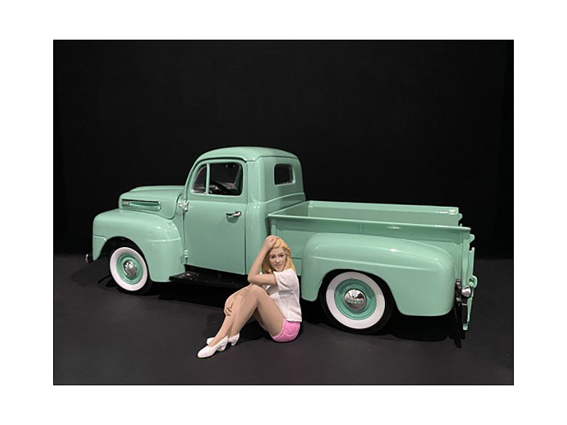 Car Girl in Tee Madee Figurine for 1/18 Scale Models American Diorama 38239