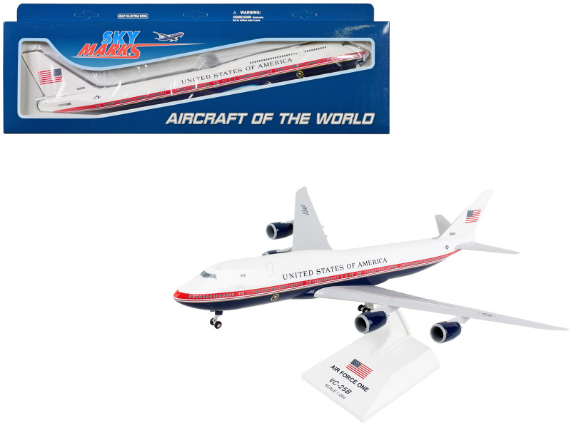 Boeing 747 8i VC 25B Commercial Aircraft Air Force One United States of America 30000 White with Red and Blue Stripes Snap Fit 1/200 Plastic Model Skymarks SKR1076