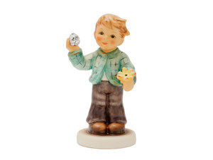 Sweetheart HUM 2323 M.I. Hummel Swarovski series figurine of a boy with a crystal heart and yellow flower. Close-up of the genuine Swarovski crystal heart held by the M.I. Hummel Sweetheart boy